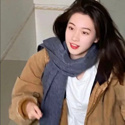 与一位女士合影